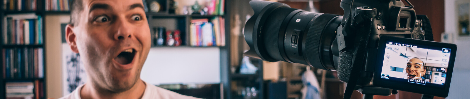 Professor gravando aula com sua câmera